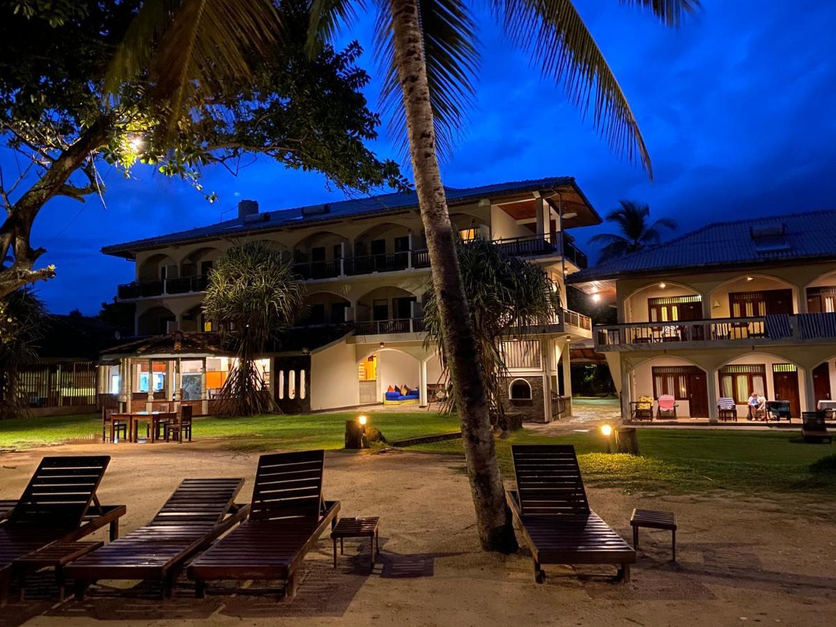 Sri Gemunu Beach Resort Unawatuna Extérieur photo
