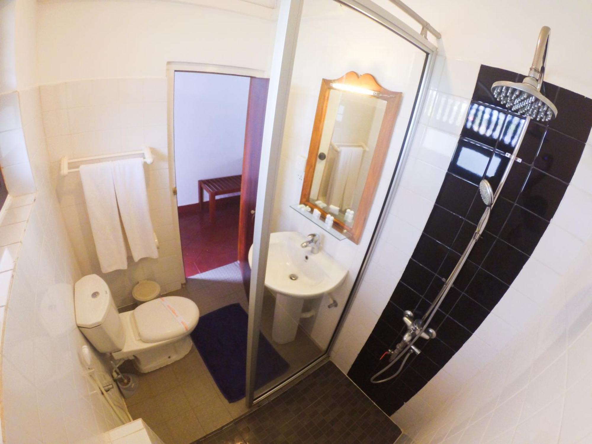 Sri Gemunu Beach Resort Unawatuna Chambre photo