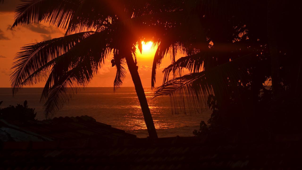 Sri Gemunu Beach Resort Unawatuna Extérieur photo