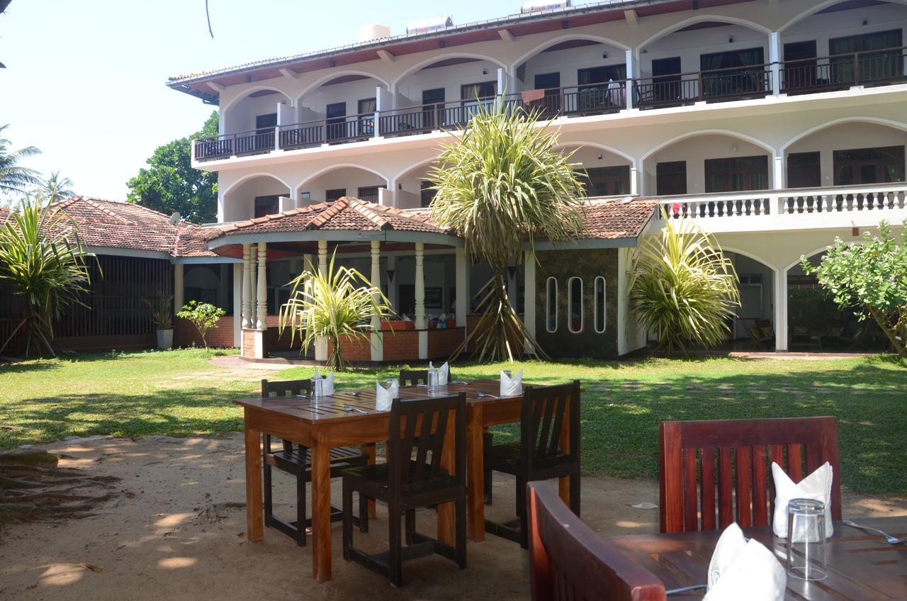 Sri Gemunu Beach Resort Unawatuna Extérieur photo