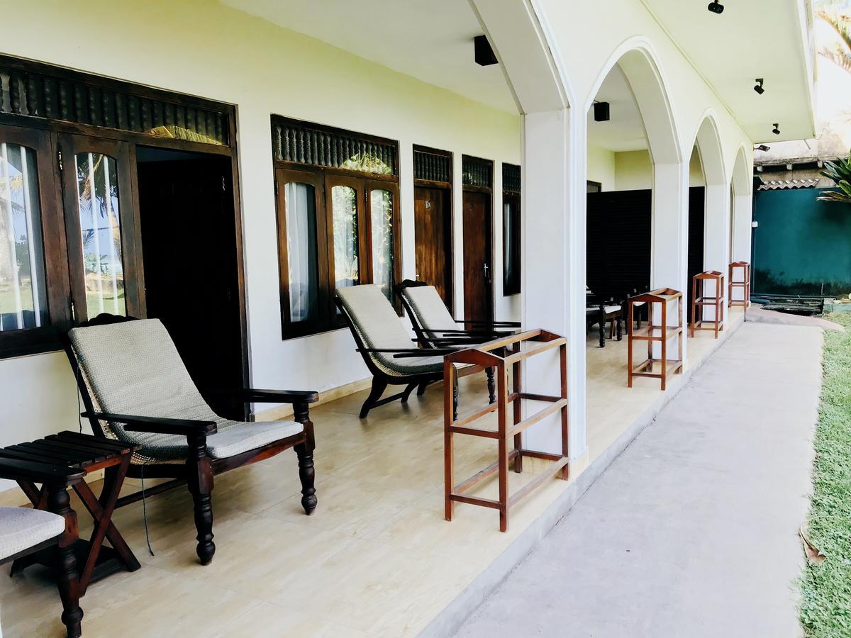 Sri Gemunu Beach Resort Unawatuna Extérieur photo